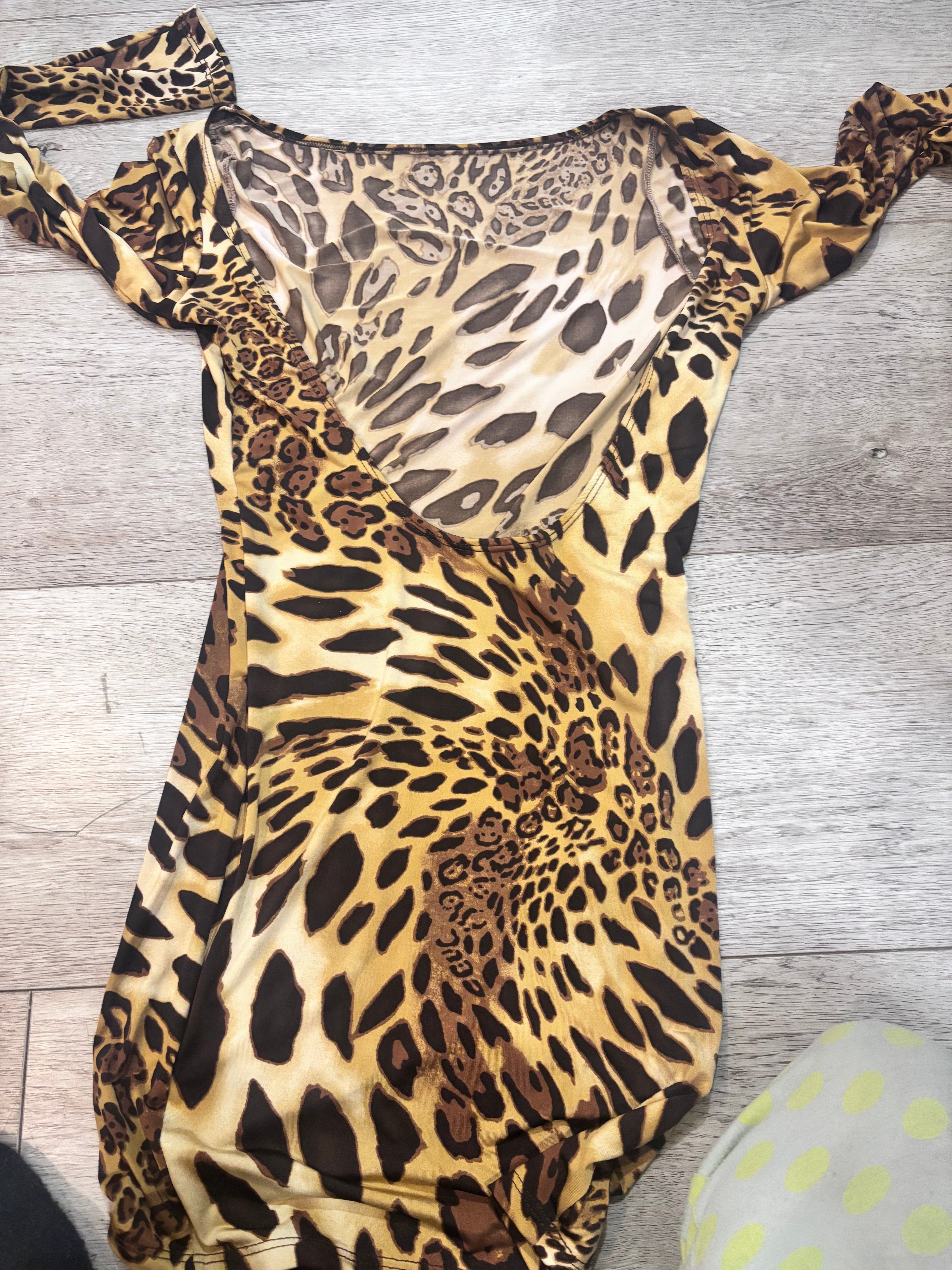 Fashion Junkie Leopard/Animal Print
Dress - Open Back (Size small )