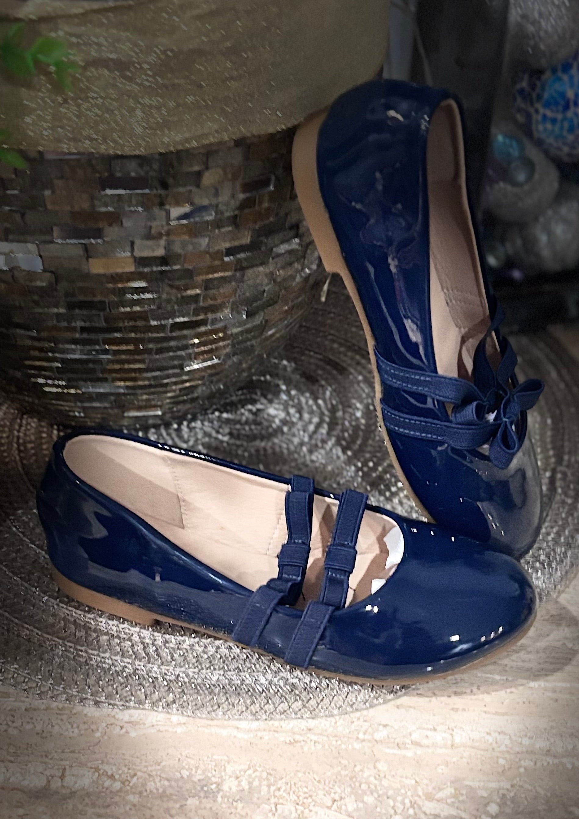 BONUS INCLUDED! Girls Navy Patent Mary Jane Dress Shoes Size 3 + Sparkly Plush C